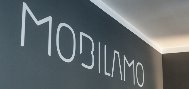 MOBILAMO Maßmöbel Logo an der Wand