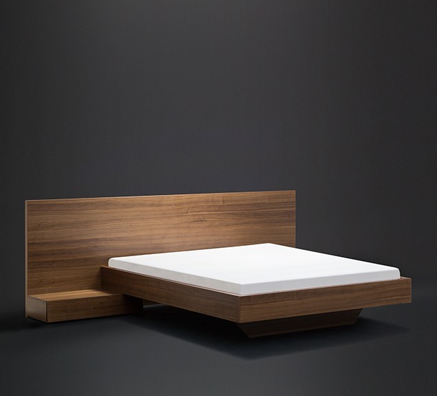MOBILAMO Maßmöbel Bett mit Nachtablagen Schwarznuss Echtholz furniert mit Matratze schräge Vorderansicht