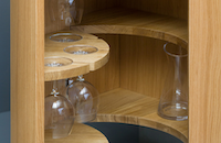 MOBILAMO Designermöbel Weinmöbel Eiche Massivholz Gläserhalterungen mit Glases und Dekanter Detail