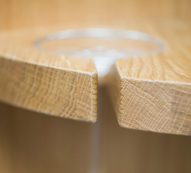 MOBILAMO Designermöbel Weinmöbel Eiche Massivholz einzelne Gläserhalterung mit Glas Detail