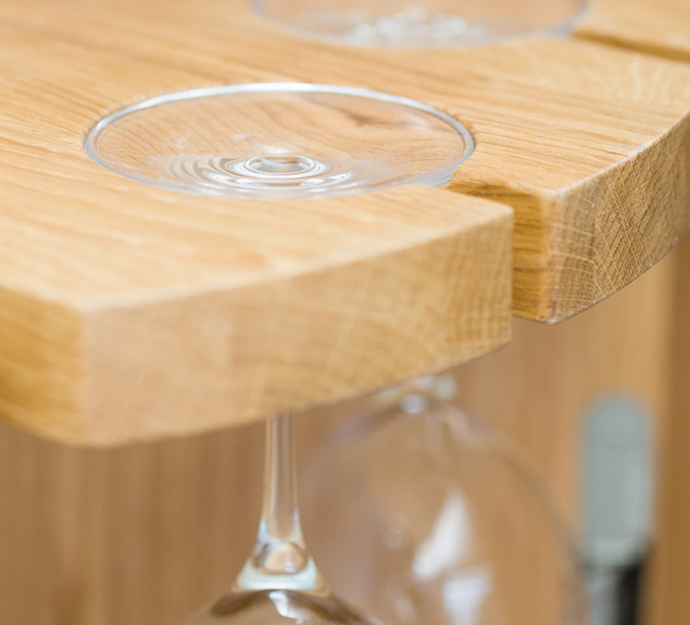 MOBILAMO Designermöbel Weinmöbel Eiche Massivholz einzelne Gläserhalterung mit Glas Seitenansicht Detail